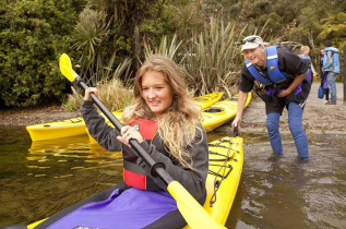 Nouvelle-Zélande - Franz Josef  - Kayak sur le lac Mapourika et marche dans la forêt jurassique © Tourism New Zealand, Julian Apse