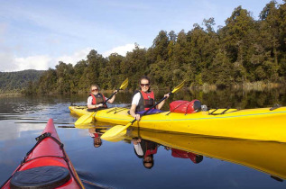 Nouvelle-Zélande - Franz Josef  - Kayak sur le lac Mapourika et marche dans la forêt jurassique © Tourism New Zealand, Julian Apse