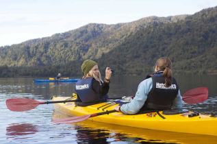 Nouvelle-Zélande - Franz Josef - Matinée de kayak sur le lac Mapourika © Tourism New Zealand, Julian Apse