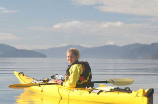 Nouvelle-Zélande - Marlborough Sounds - Kayak à Ship Cove - aller en bateau-taxi, retour par le service de livraison postale © Destination Marlborough